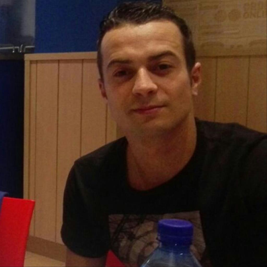 Rober  busca trabajo de Camarero