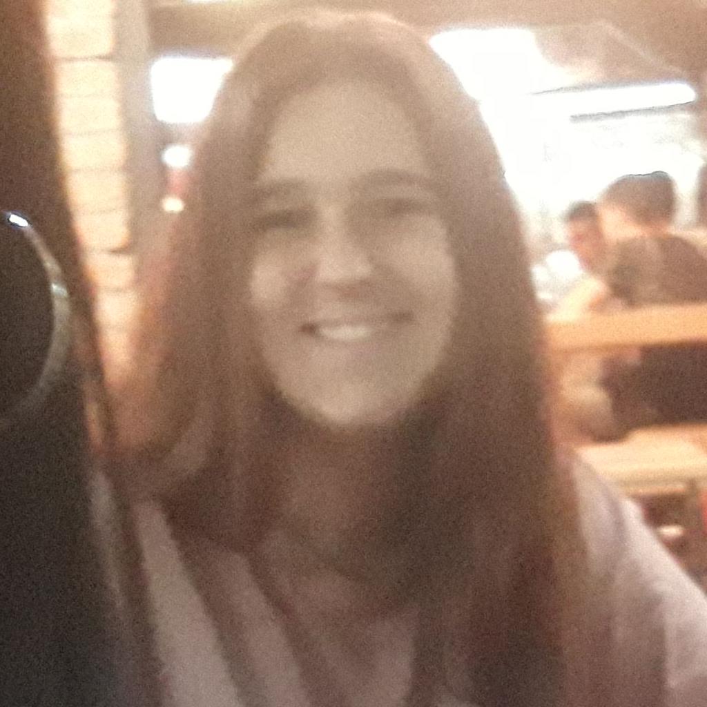 Sara busca trabajo de Camarera