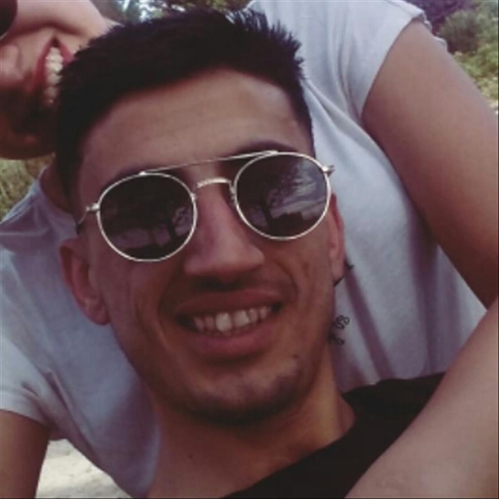 Mohamed busca trabajo de Camarero