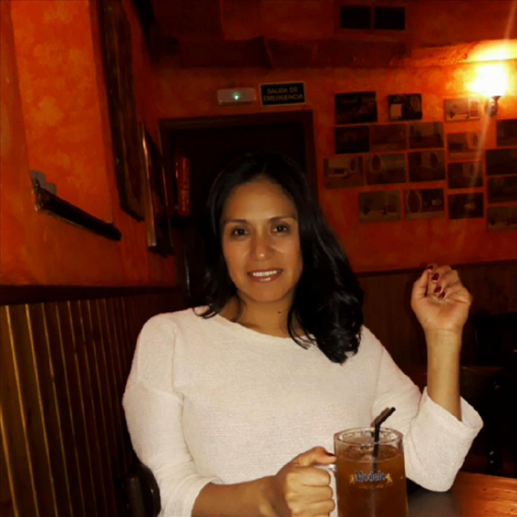 Alexandra busca trabajo de Camarera