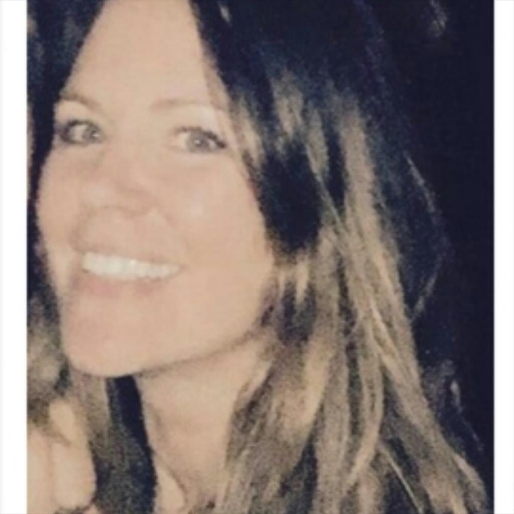 Adriana busca trabajo de Camarera