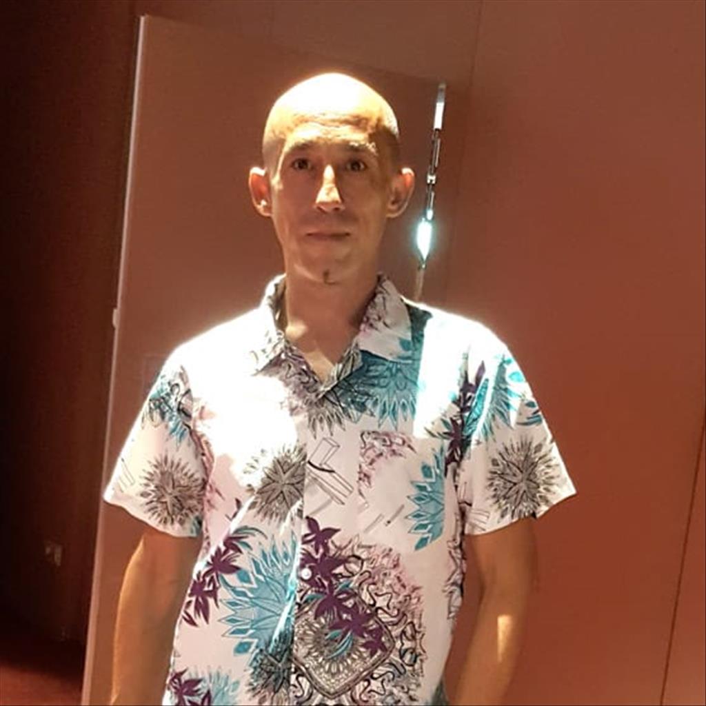 Luis busca trabajo de Camarero