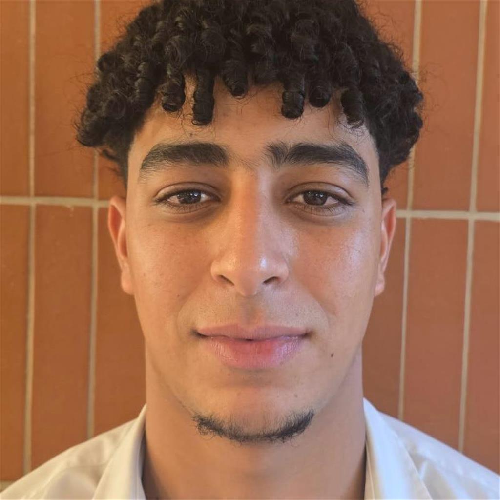 Youness busca trabajo de Camarero