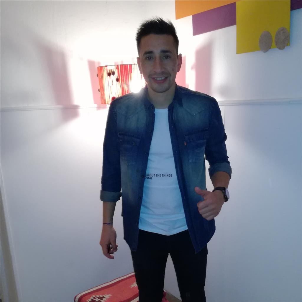 Luis Miguel busca trabajo de Camarero