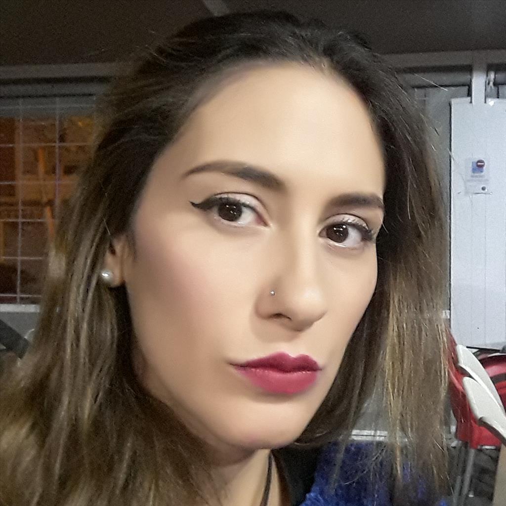 Diana  busca trabajo de Camarero