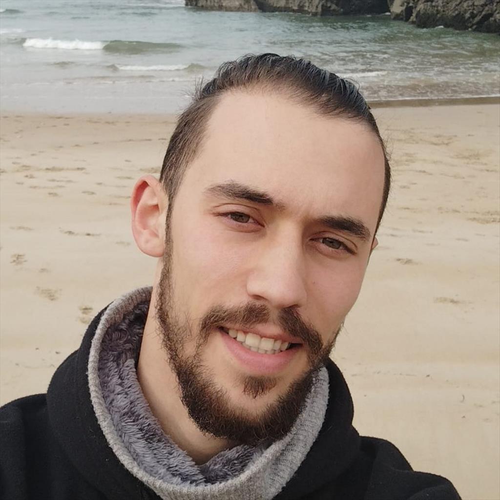 Kevin busca trabajo de Recepcionista