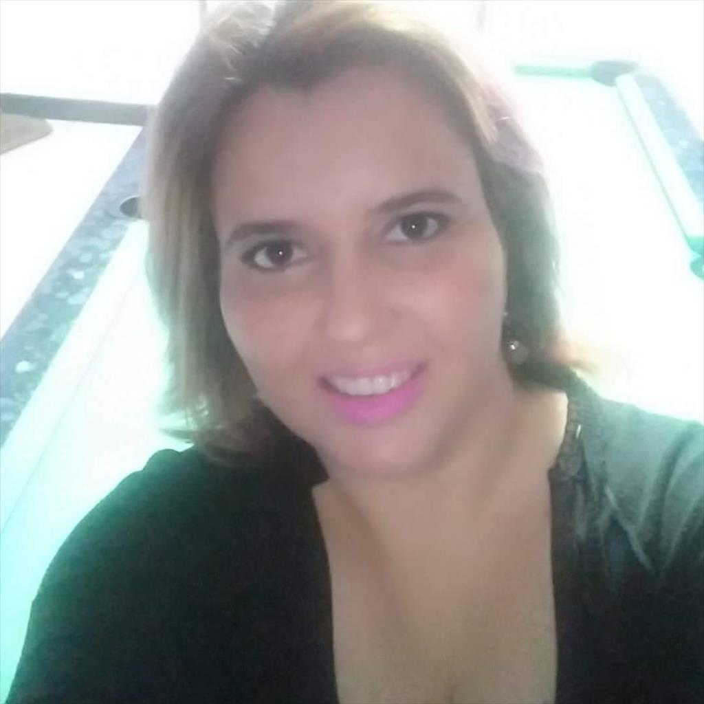 Ana busca trabajo de Recepcionista