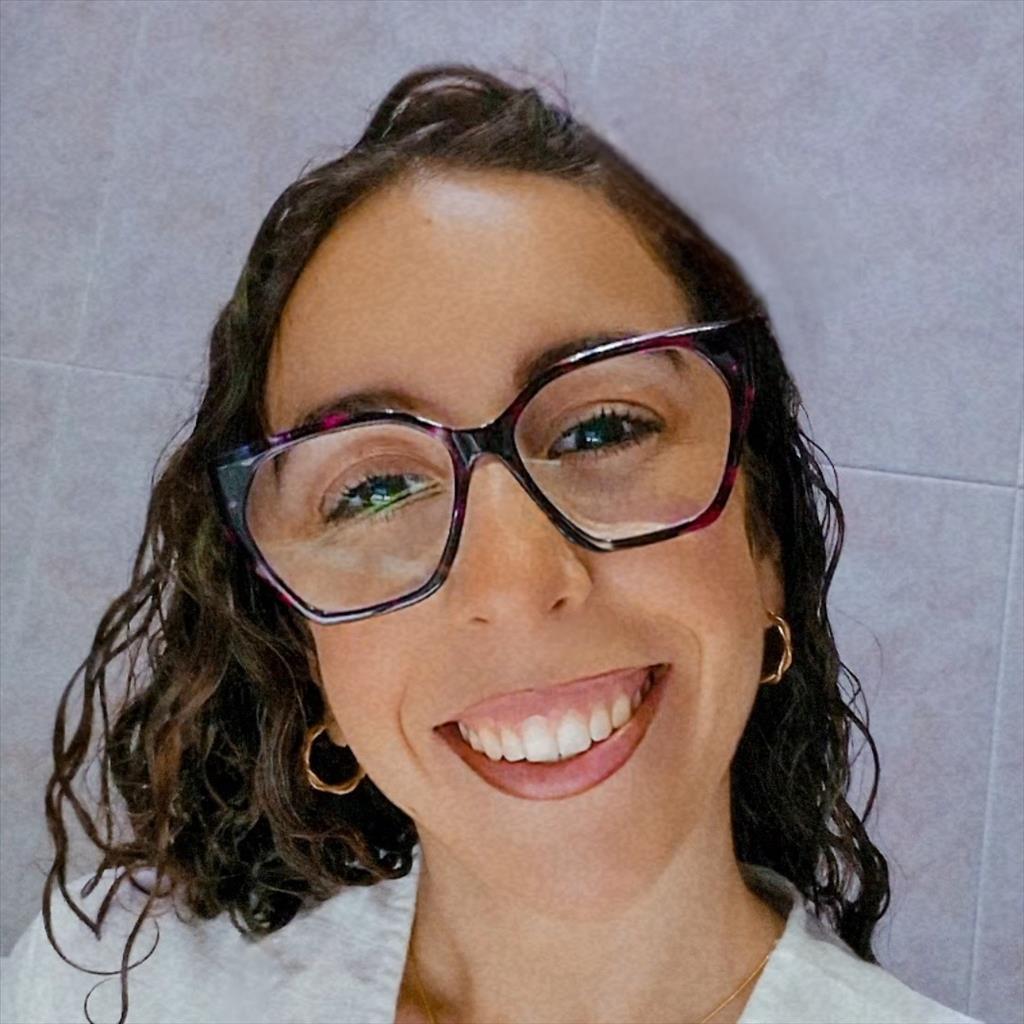 Inés  busca trabajo de Ayudante de cocina