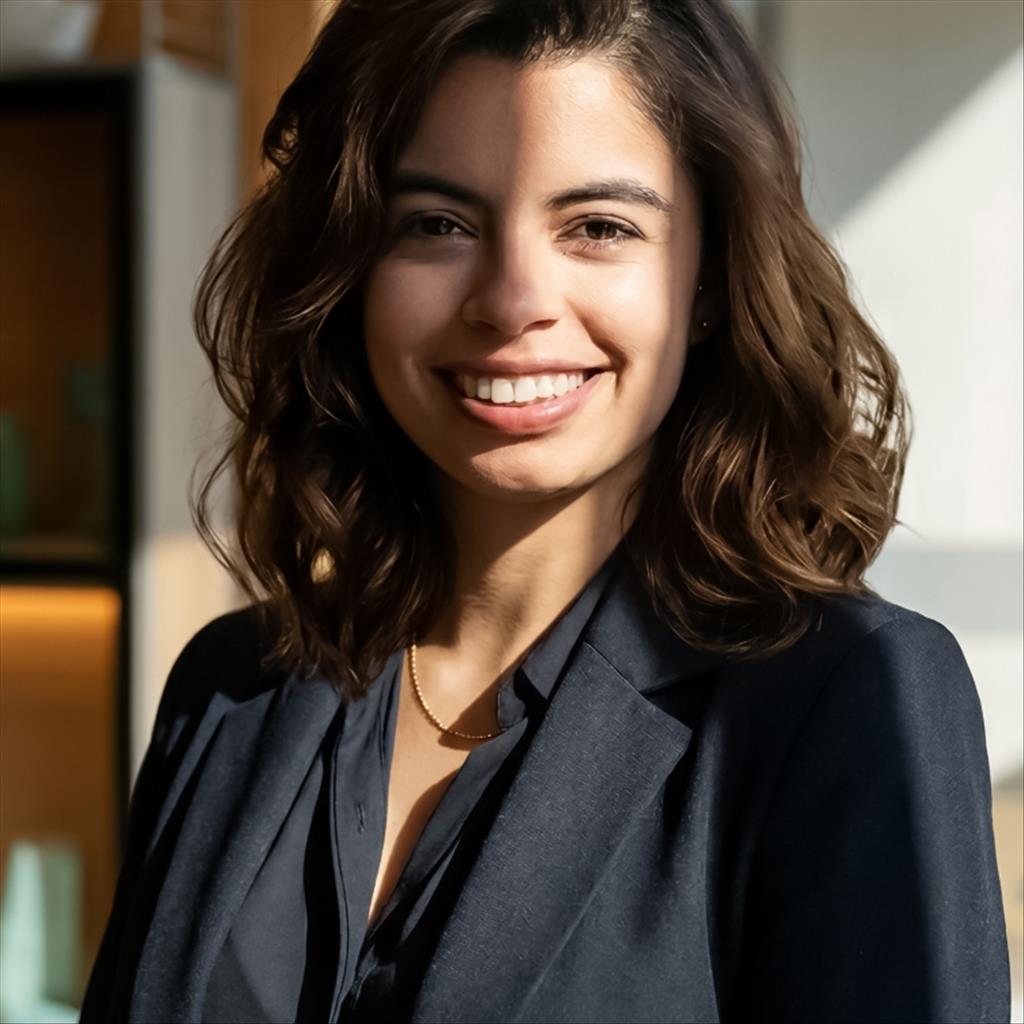 Luana busca trabajo de Camarera