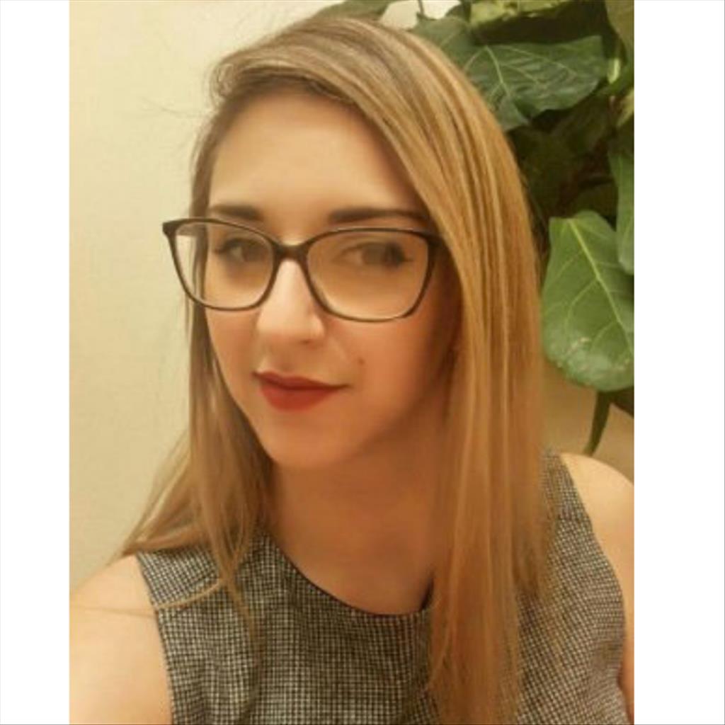 Nadia busca trabajo de Camarero