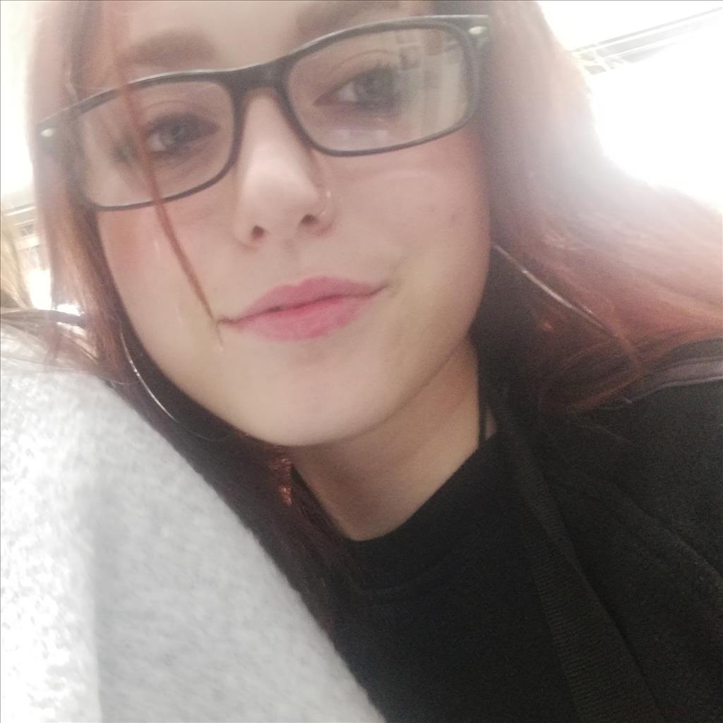 Daniela busca trabajo de Camarera