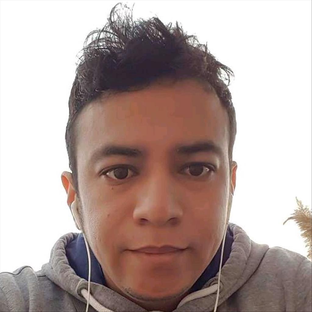 Richard busca trabajo de Recepcionista