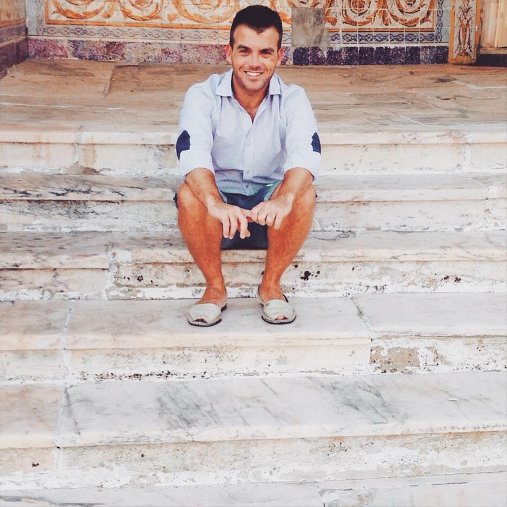 Andrés busca trabajo de Recepcionista