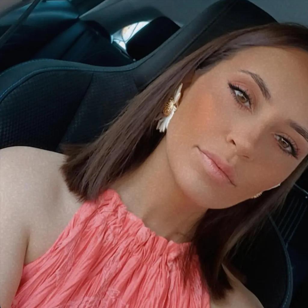 Paula busca trabajo de Camarera