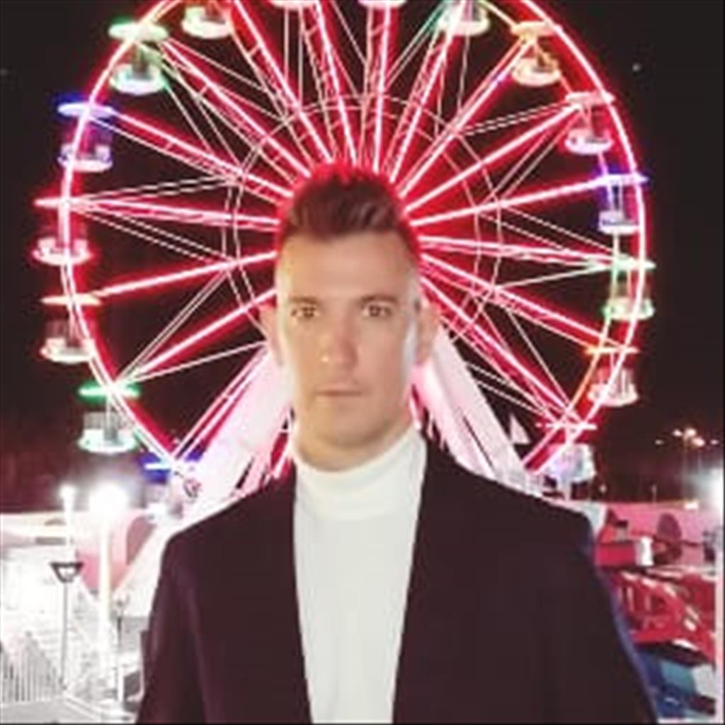 Juan Manuel busca trabajo de Camarero