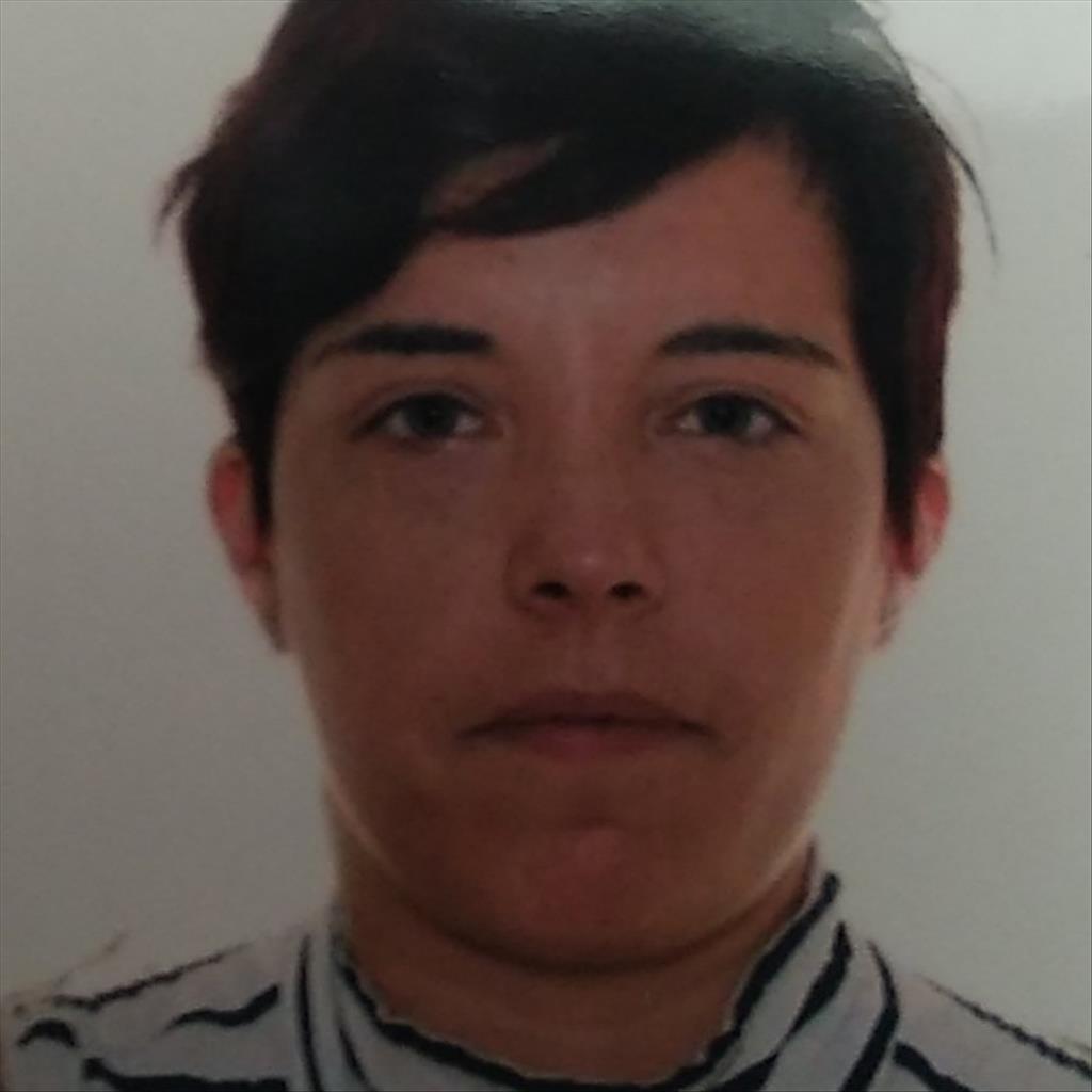 Azucena busca trabajo de Camarera