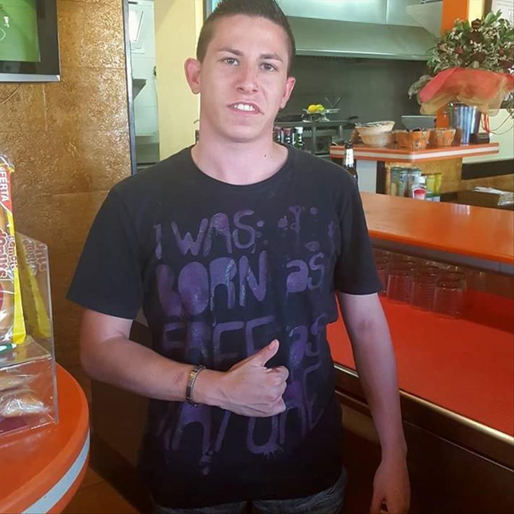 Francisco busca trabajo de Camarero