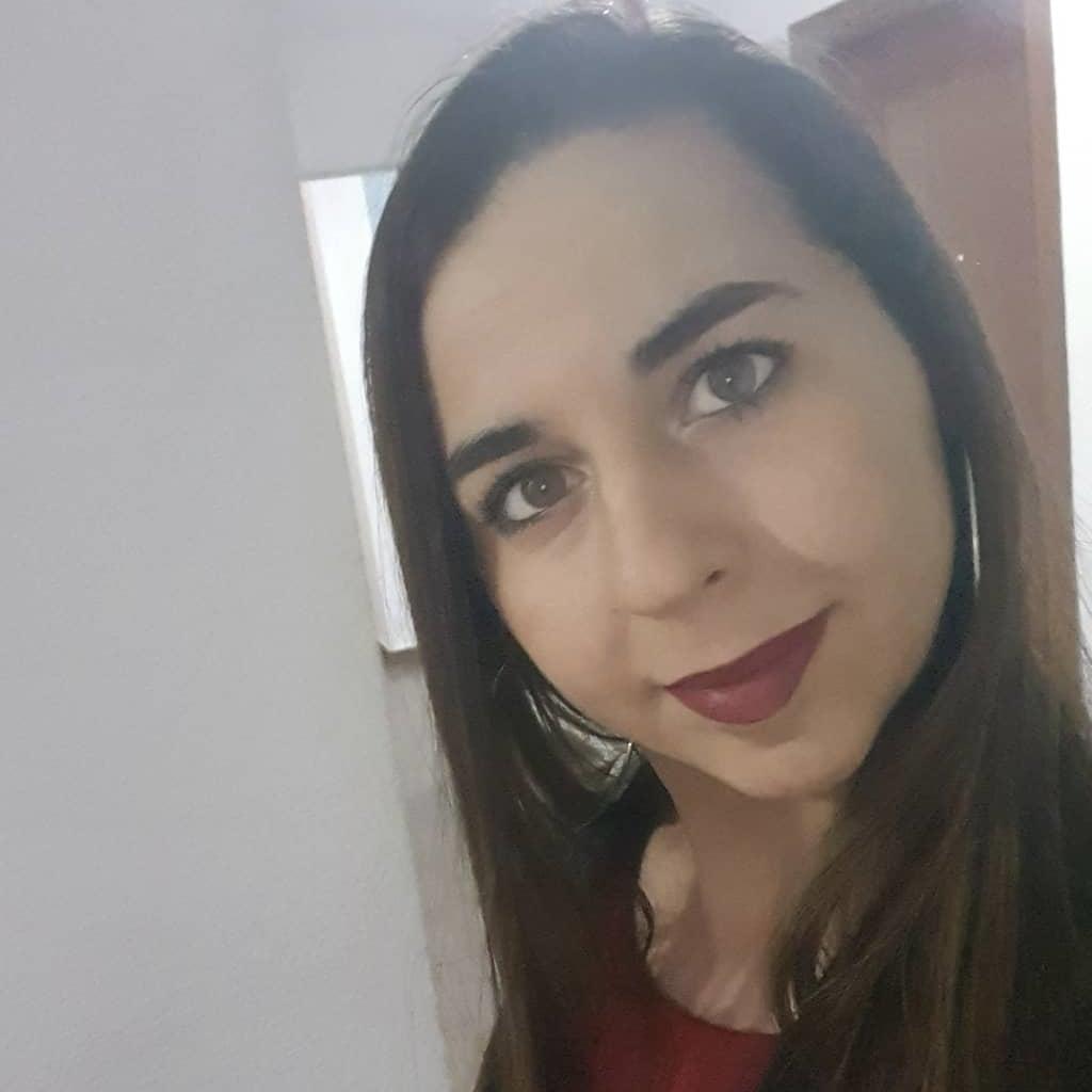Alexandra  busca trabajo de Camarera