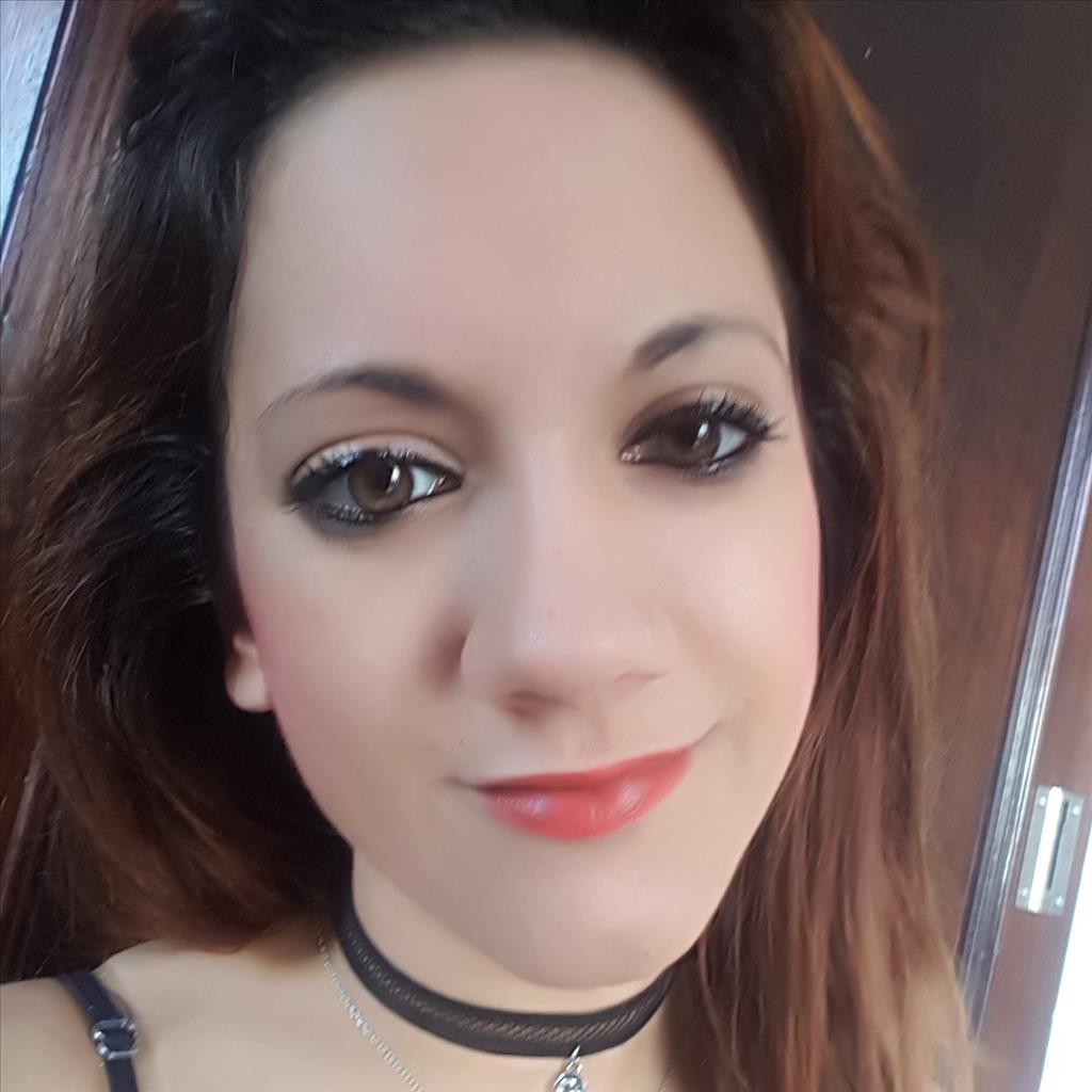 Laura busca trabajo de Ayudante de cocina