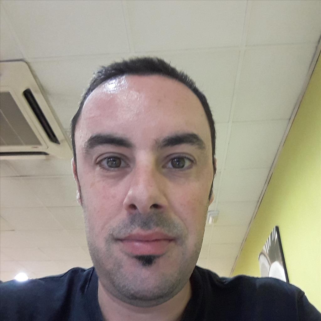 Antonio José busca trabajo de Camarero