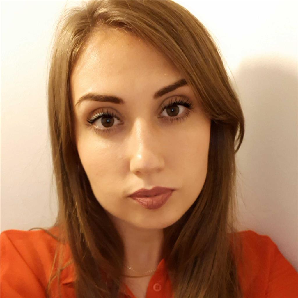 Mihaela busca trabajo de Camarero