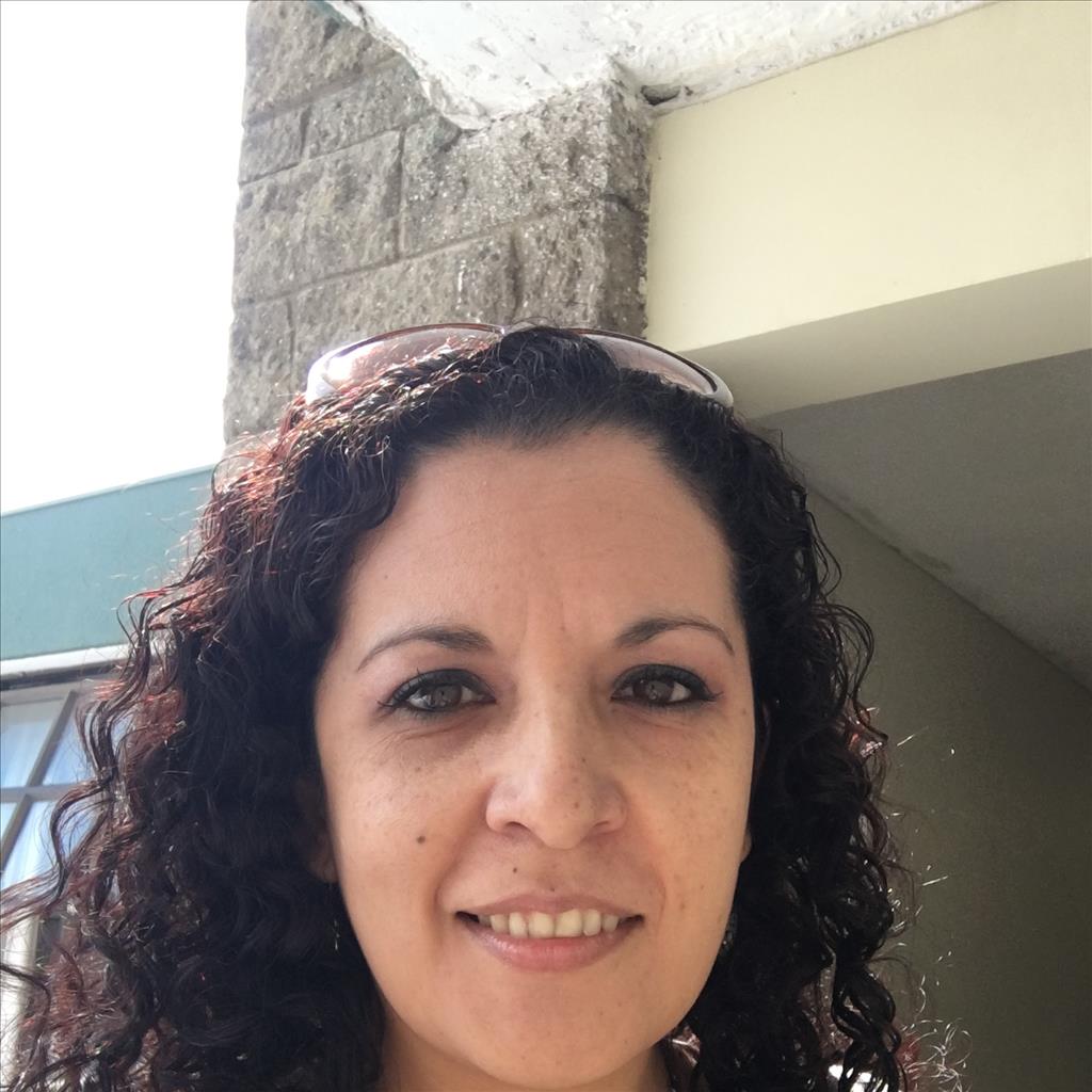 Alejandra  busca trabajo de Camarera