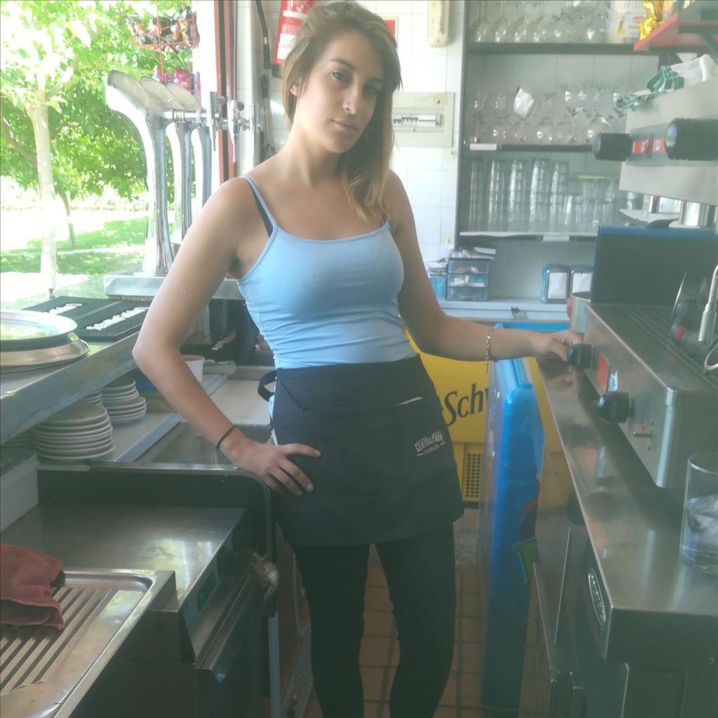 Marina busca trabajo de Camarero