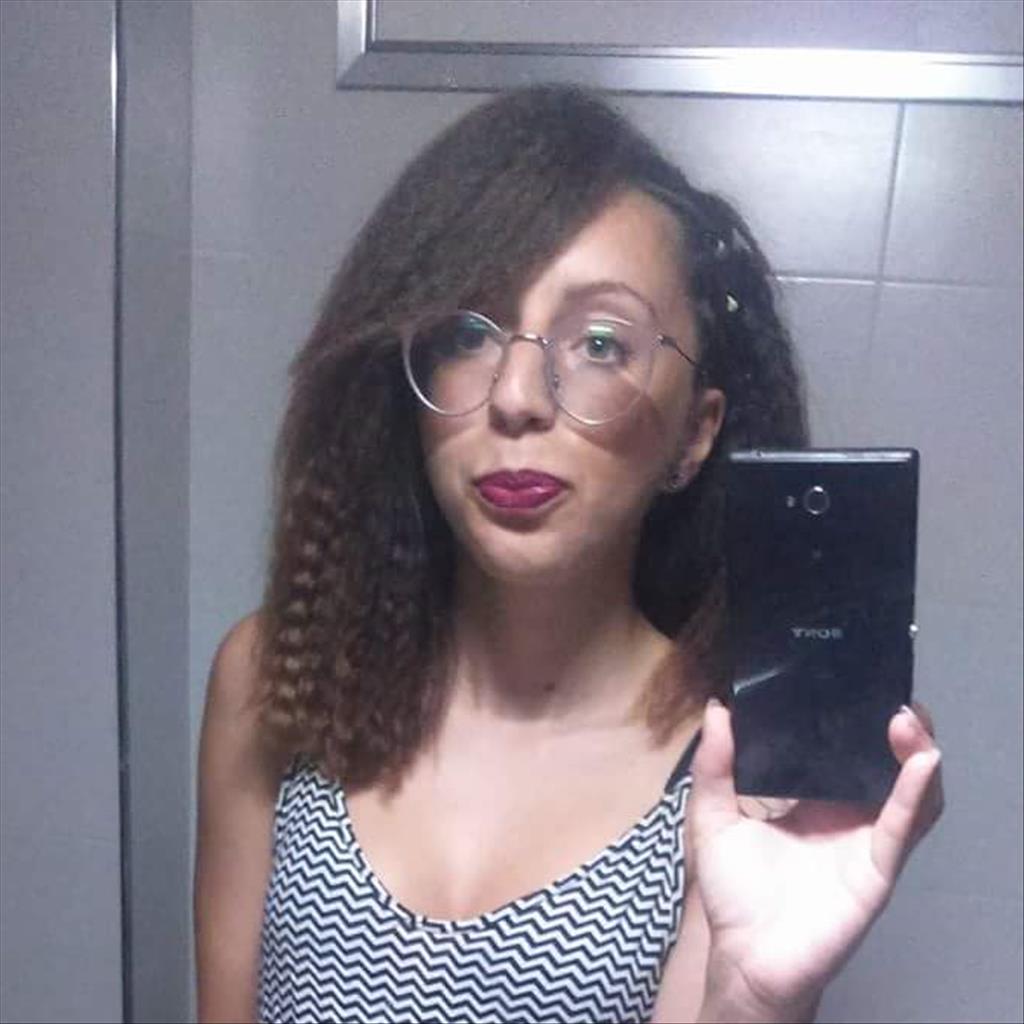 Jessica busca trabajo de Camarera