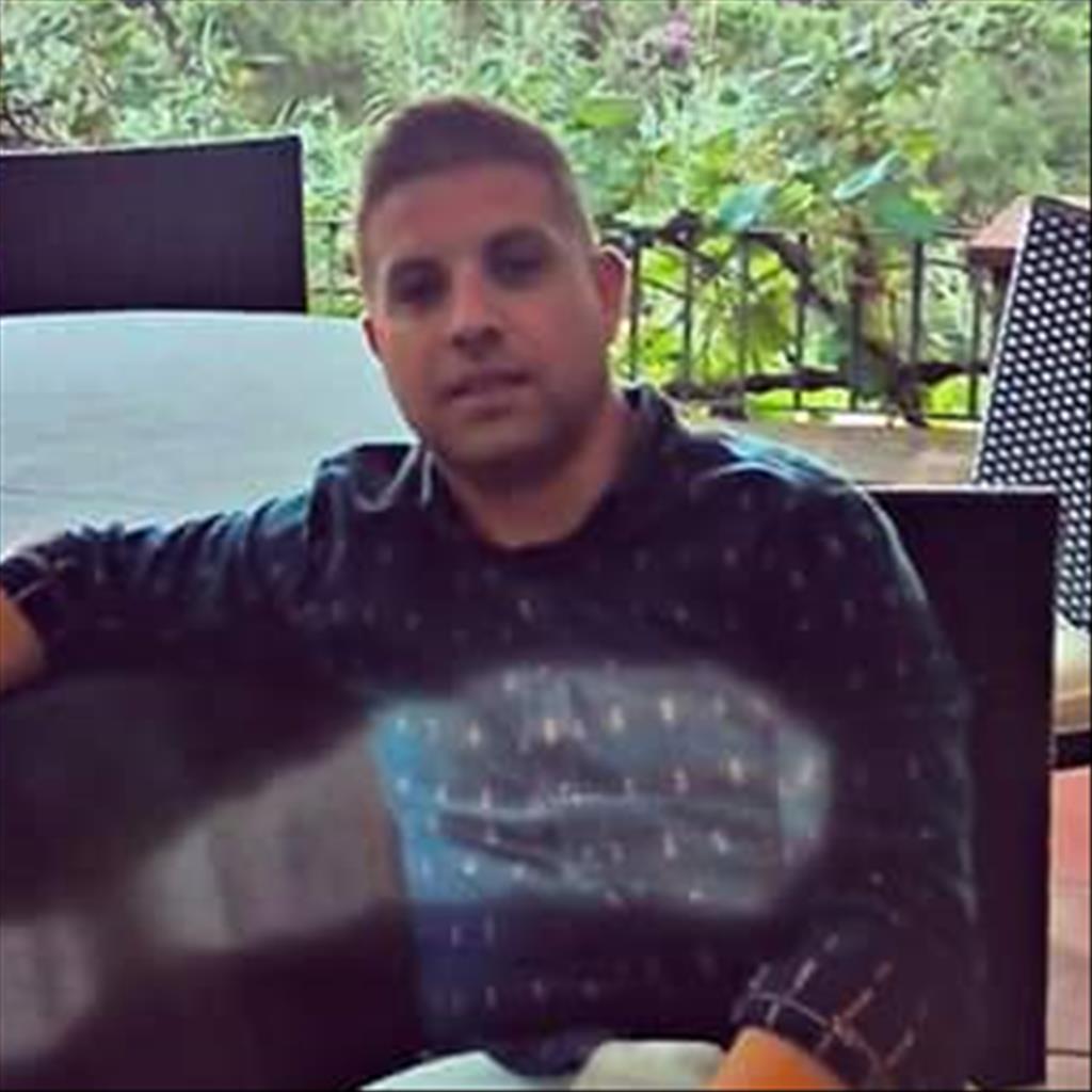 Daniel  busca trabajo de Camarero