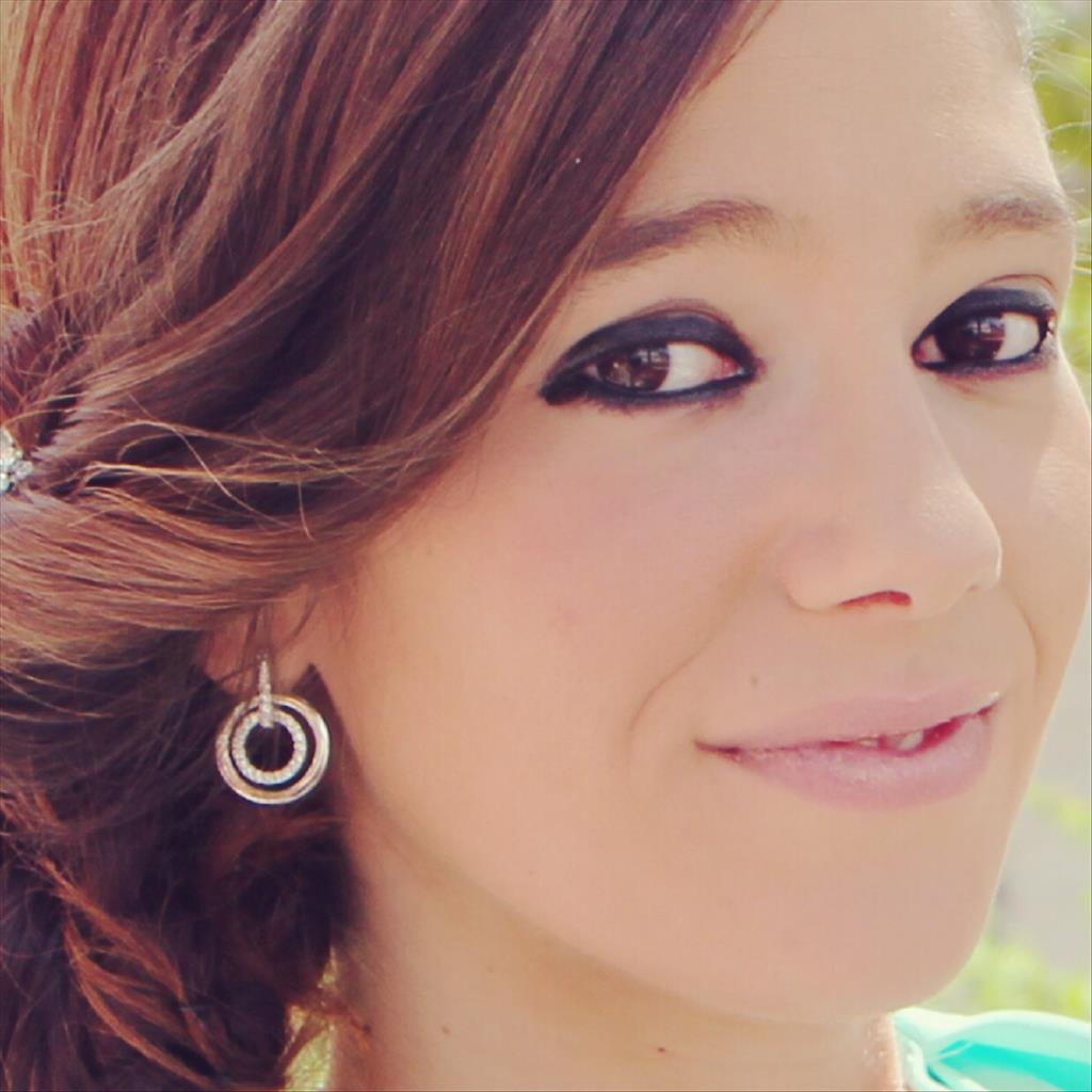 Tania busca trabajo de Camarera
