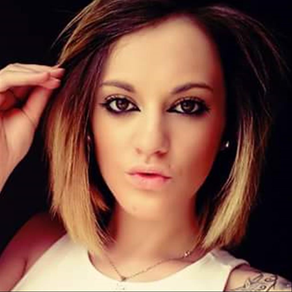 Luisa busca trabajo de Recepcionista