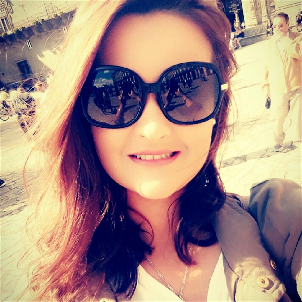 Laura  busca trabajo de Camarero