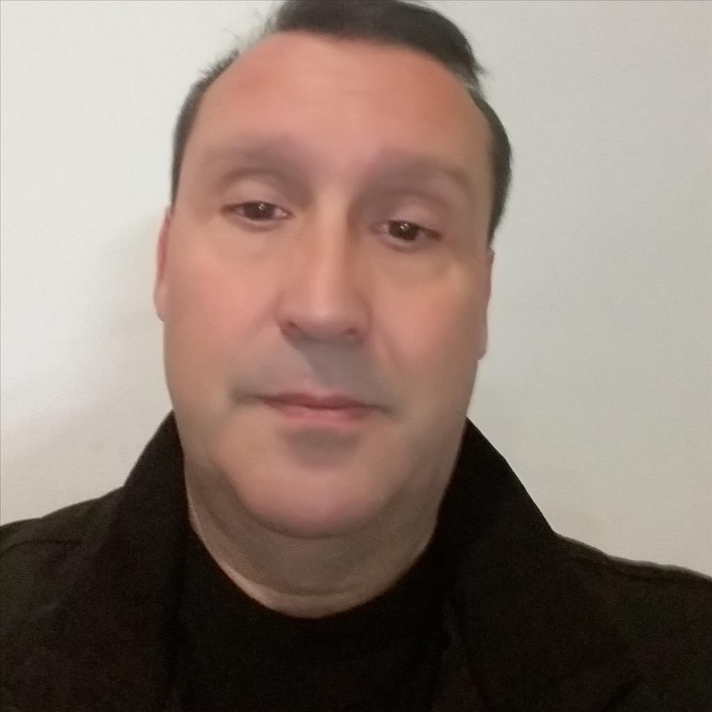 Tomas busca trabajo de Camarero