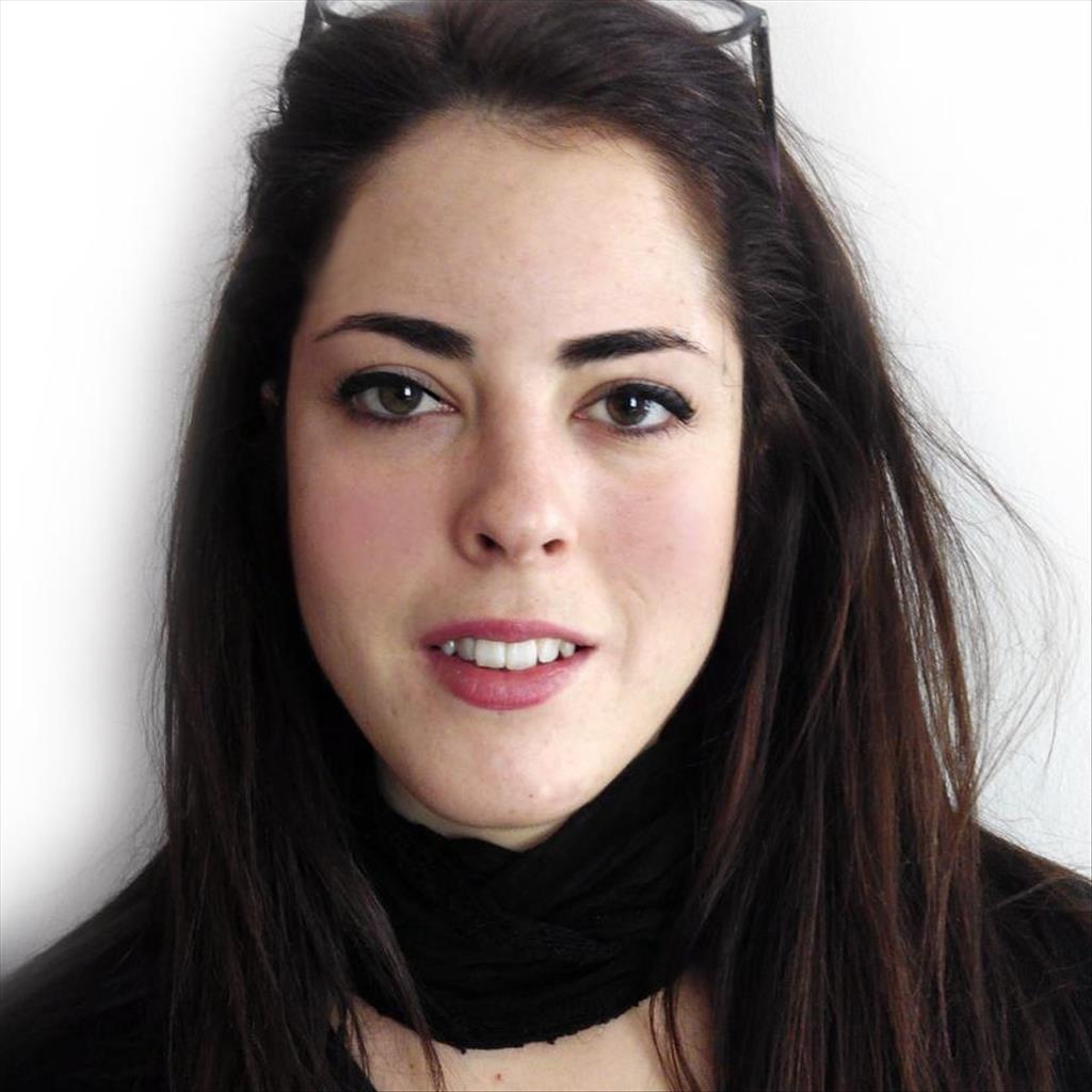 Silvia busca trabajo de Camarera
