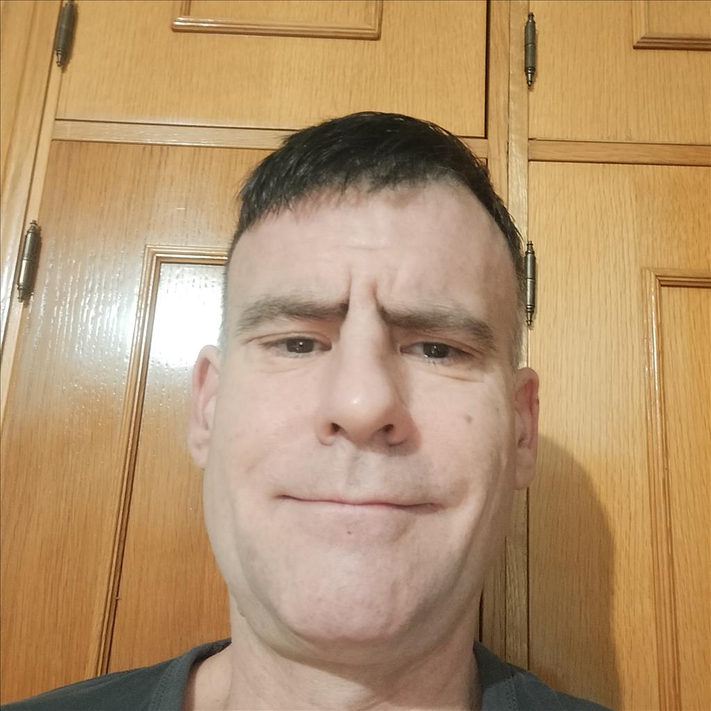 Carlos busca trabajo de Camarero