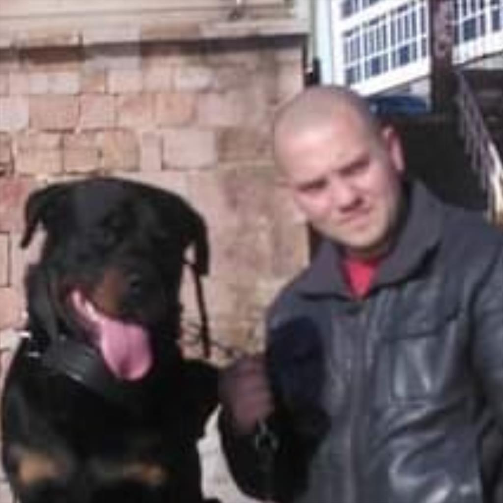 Miguel Ángel busca trabajo de Camarero