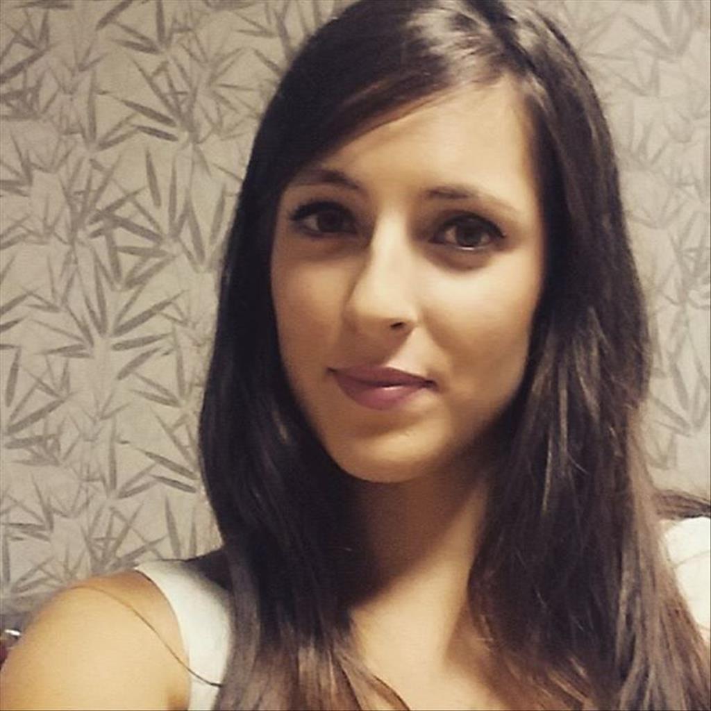 Cristina busca trabajo de Recepcionista