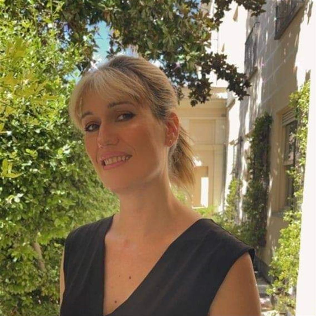 Silvia busca trabajo de Camarero