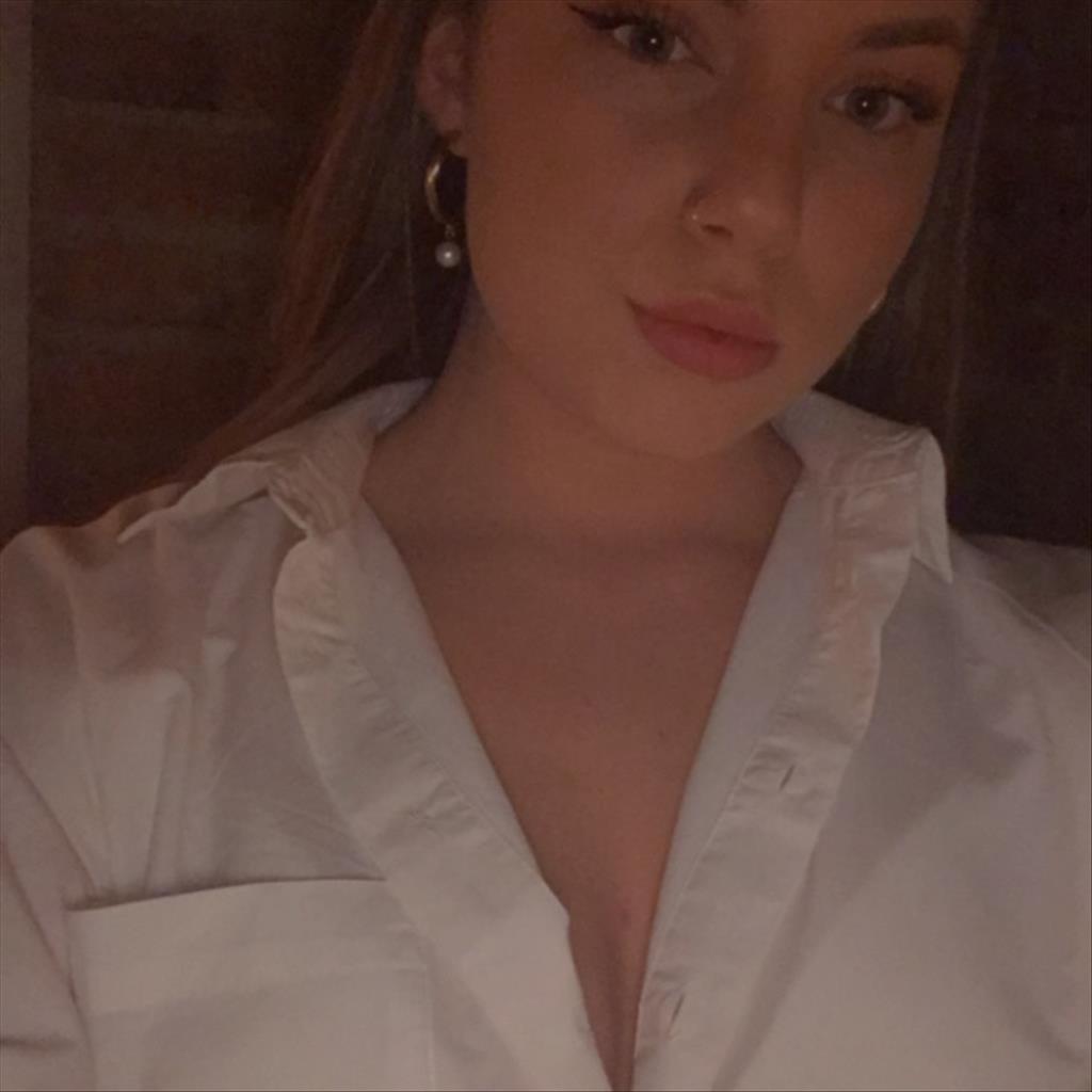 Poppy Eloise busca trabajo de Camarera