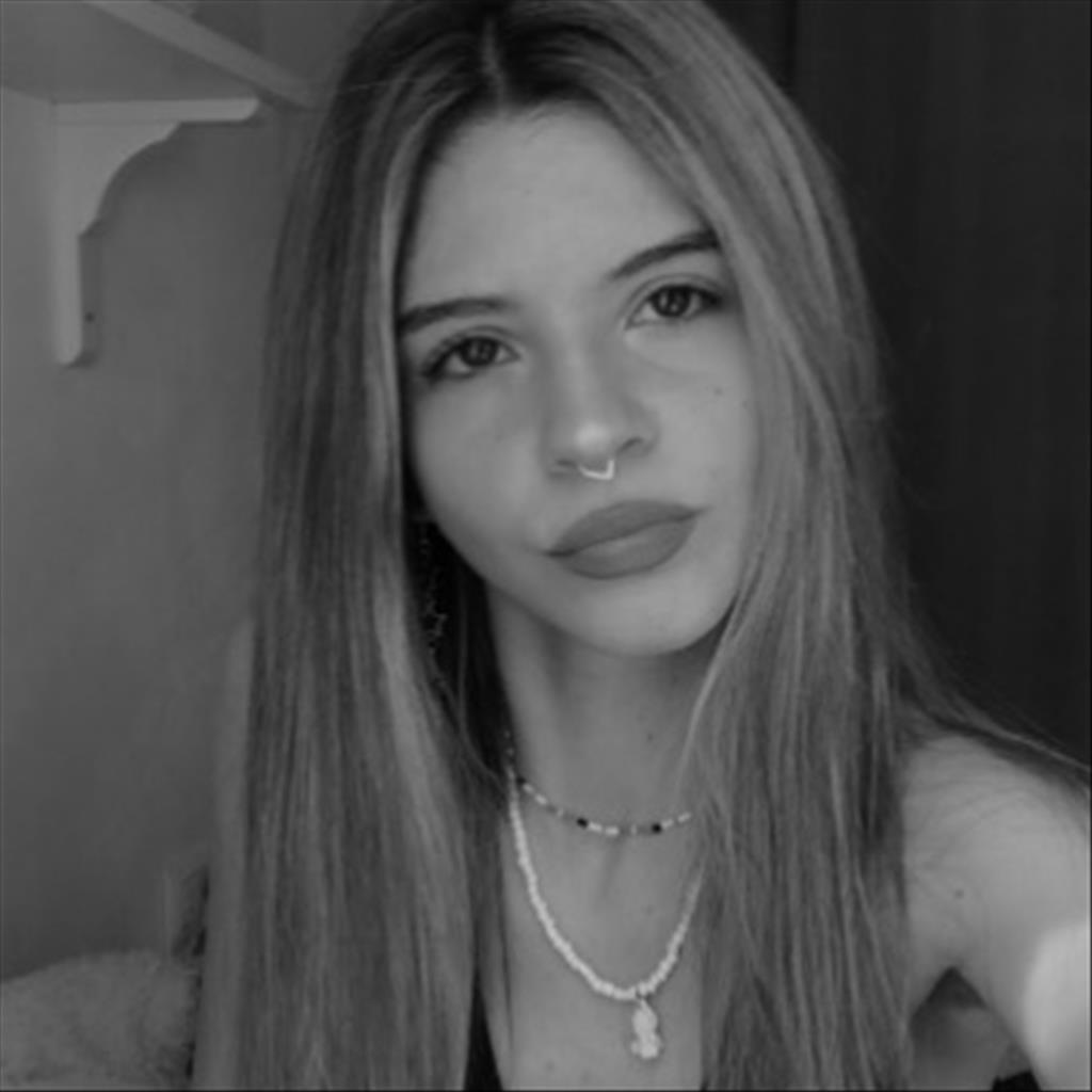Leticia busca trabajo de Camarera