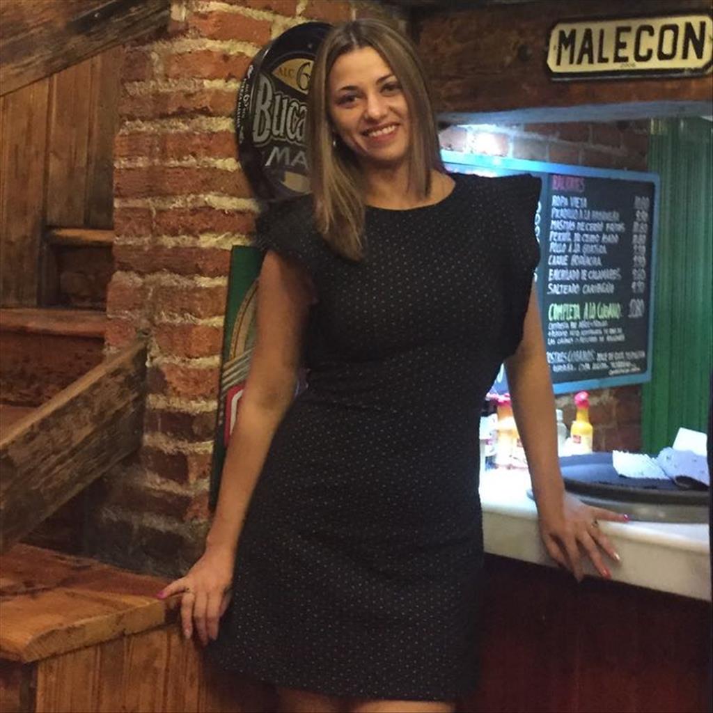 Mihaela  busca trabajo de Camarero
