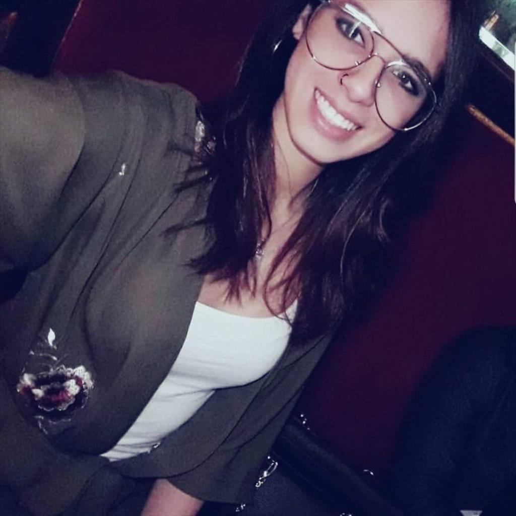 Anna Bella busca trabajo de Camarero