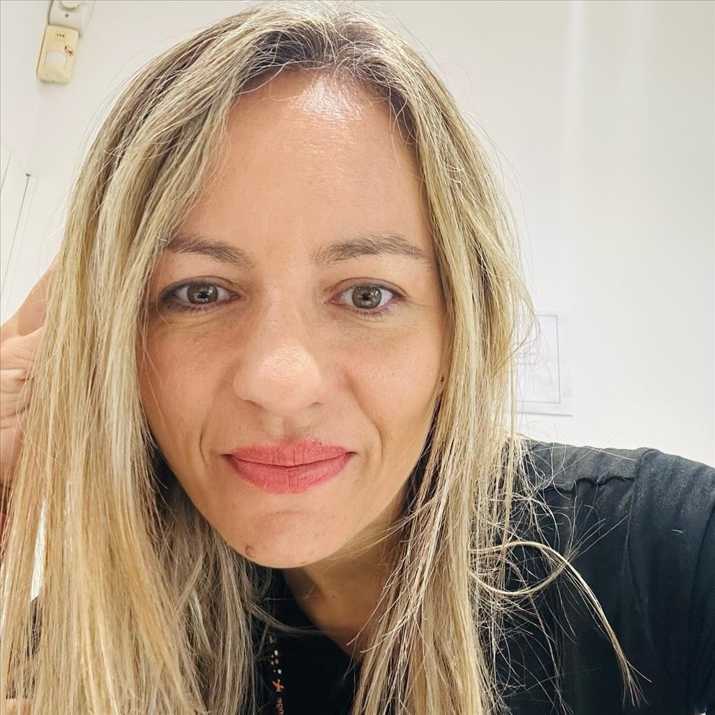 Isabel busca trabajo de Recepcionista