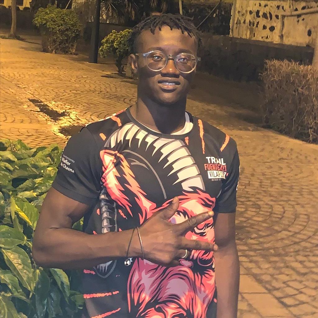 Moustapha  busca trabajo de Cocinero