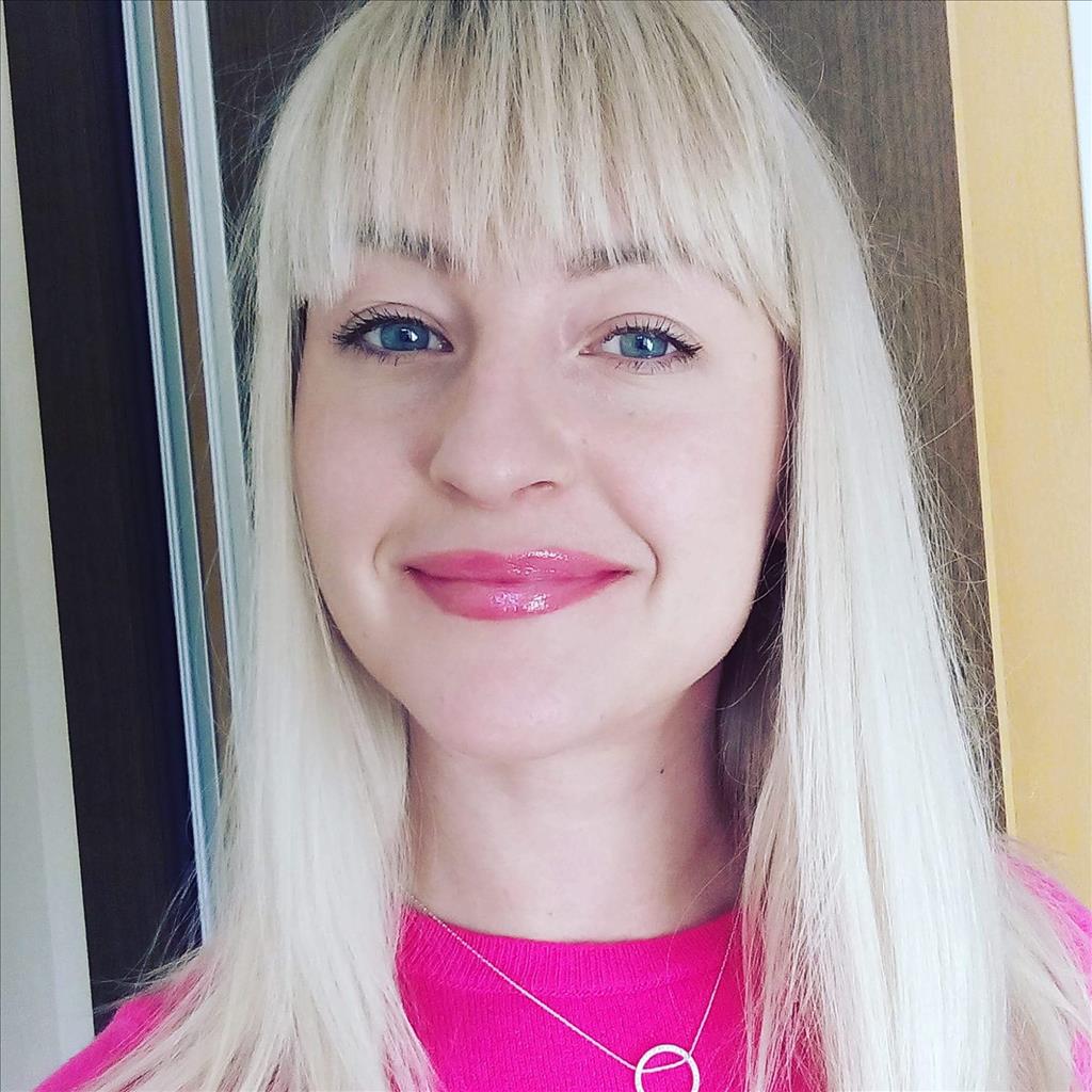 Marina busca trabajo de Recepcionista
