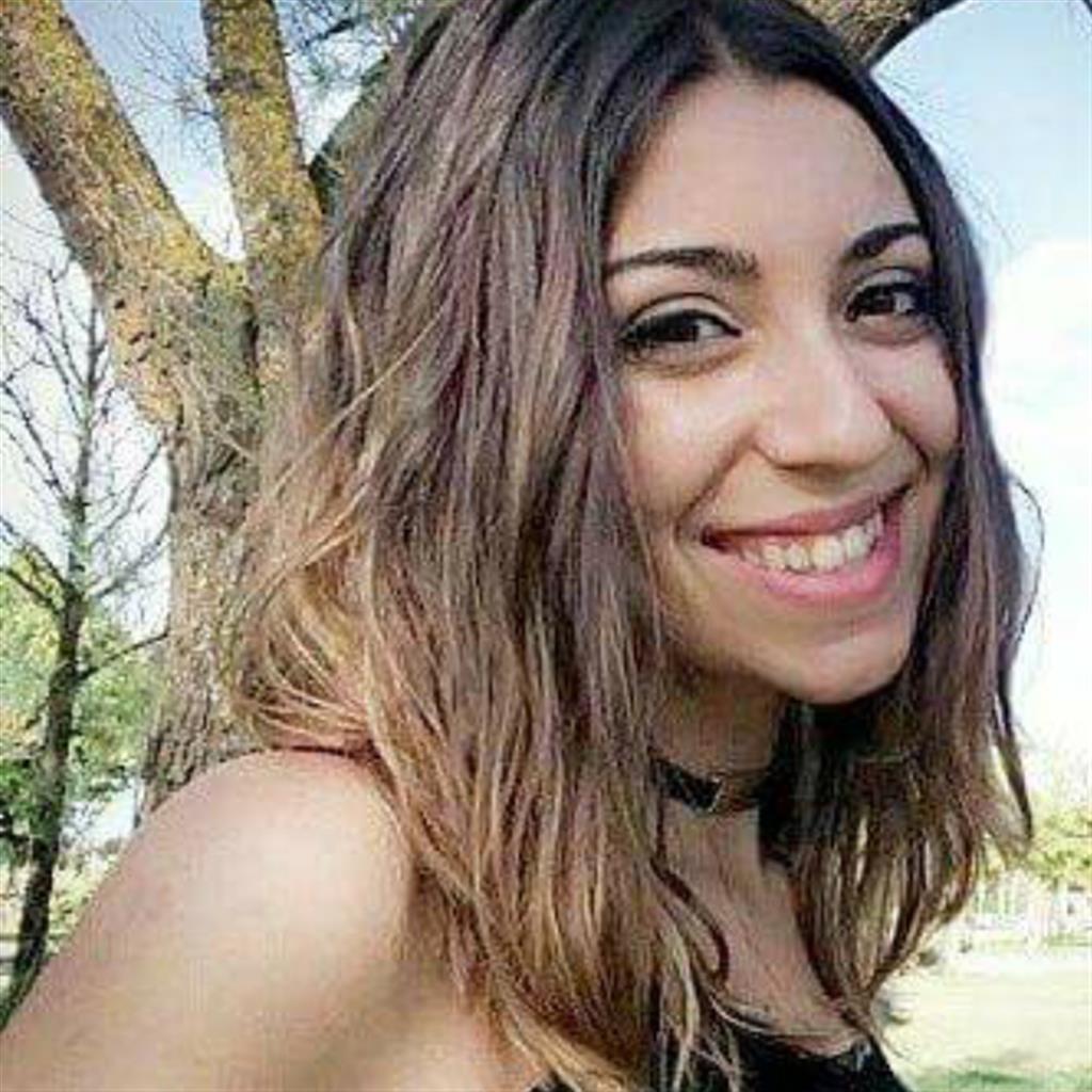 Alicia busca trabajo de Camarera