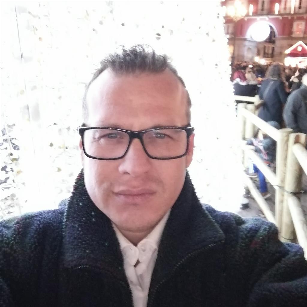 Alexis  busca trabajo de Camarero