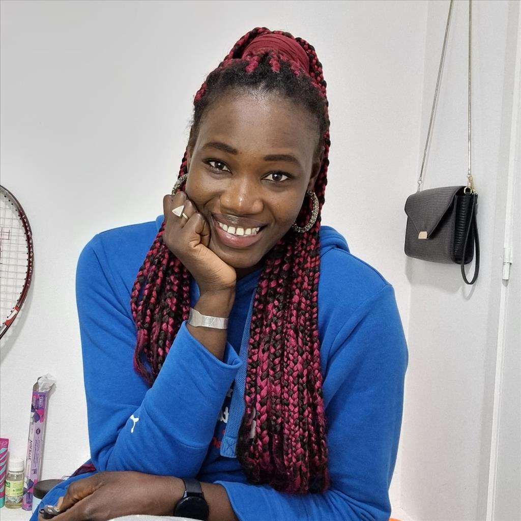 Adji busca trabajo de Camarero