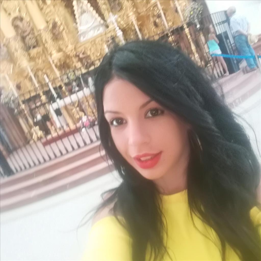 Maricruz busca trabajo de Camarera