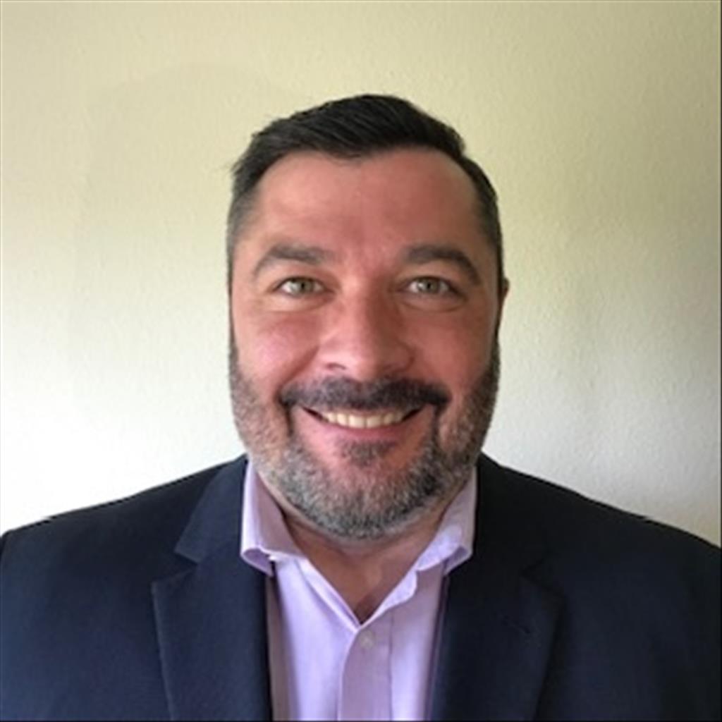 Alejandro busca trabajo de Camarero